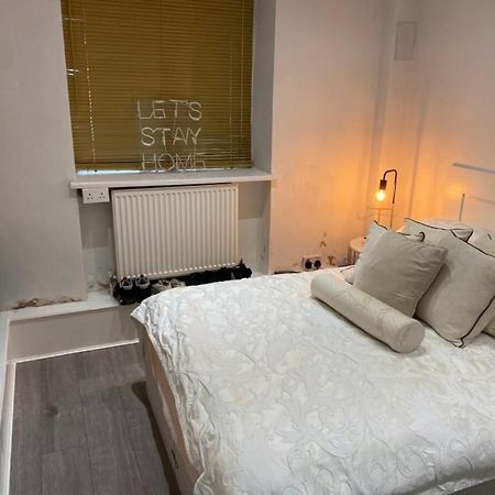 Central Private Double Bedroom In A 2Bedroom Apartment, Connected Via Underground, Overground And Many Bus Routes 伦敦 外观 照片