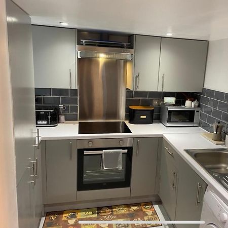 Central Private Double Bedroom In A 2Bedroom Apartment, Connected Via Underground, Overground And Many Bus Routes 伦敦 外观 照片