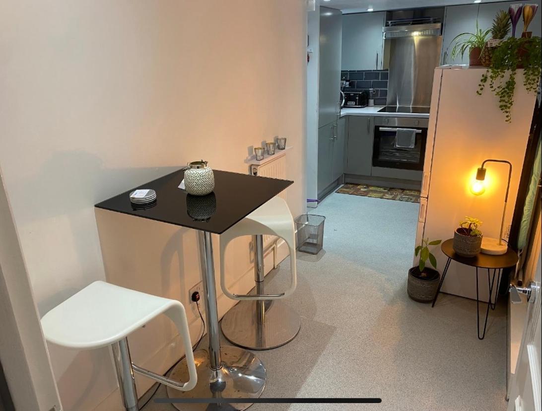 Central Private Double Bedroom In A 2Bedroom Apartment, Connected Via Underground, Overground And Many Bus Routes 伦敦 外观 照片