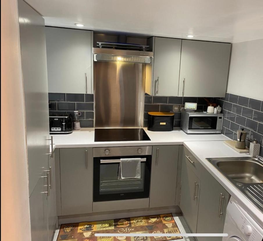 Central Private Double Bedroom In A 2Bedroom Apartment, Connected Via Underground, Overground And Many Bus Routes 伦敦 外观 照片