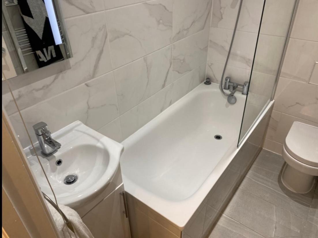 Central Private Double Bedroom In A 2Bedroom Apartment, Connected Via Underground, Overground And Many Bus Routes 伦敦 外观 照片