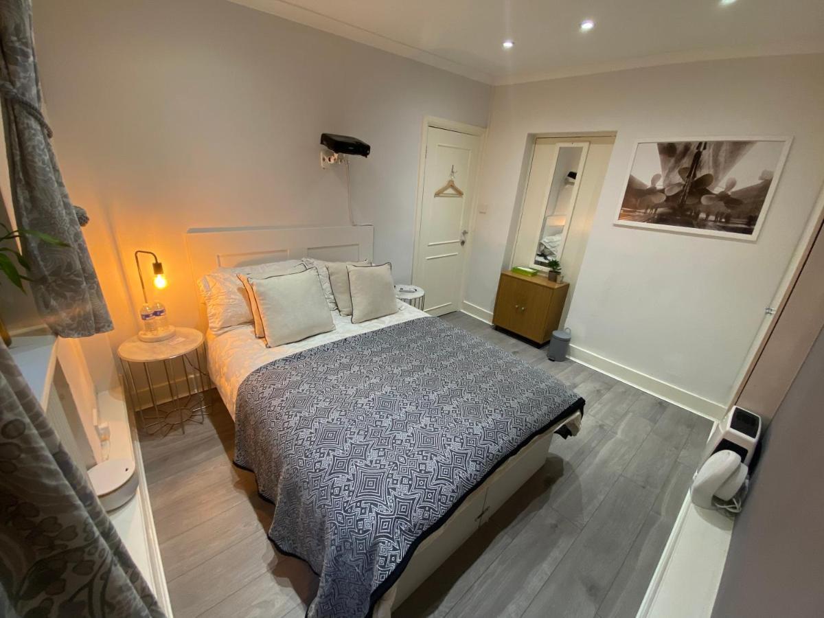 Central Private Double Bedroom In A 2Bedroom Apartment, Connected Via Underground, Overground And Many Bus Routes 伦敦 外观 照片